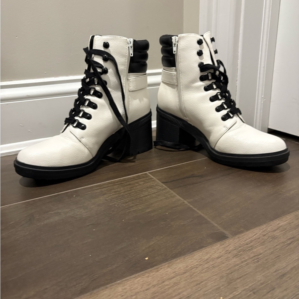Mix #6 size 8.5 Women's White/Black Wedge Lace-Up Boots - Picture 9 of 9